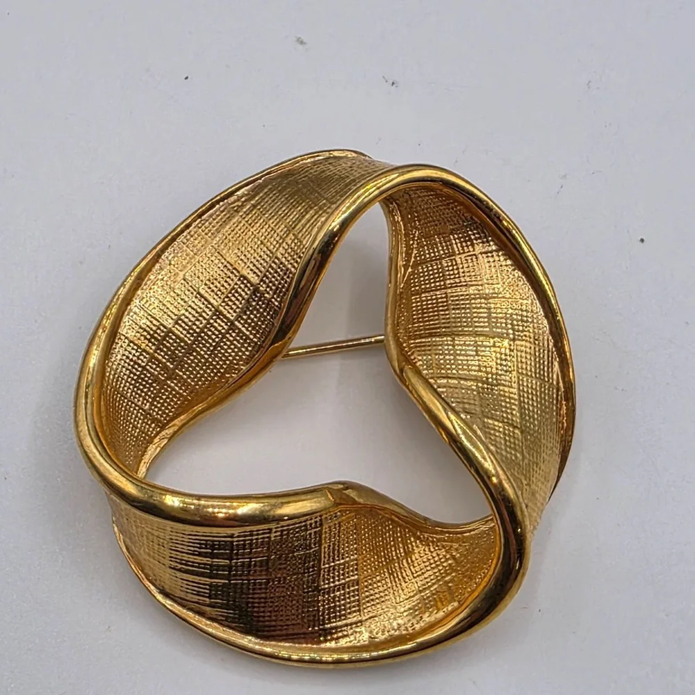 Napier Signed Gold Tone Modernist‎ Ribbon Twist Brooch Vintage Sculptural Pin